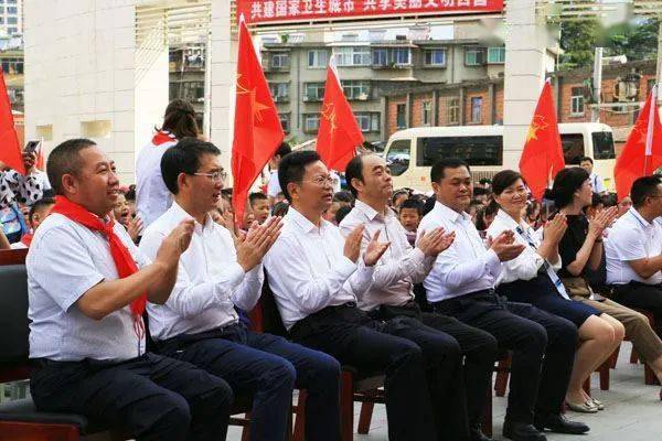 祝孩子们节日快乐 ——中共凉山州委书记段毅君一行到月城学校看望