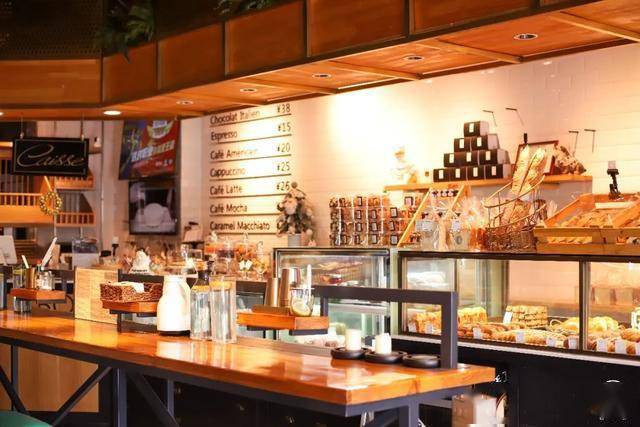 原木的装饰,温暖的灯光,明亮的面包橱窗和高脚吧台位,像极了欧洲路边