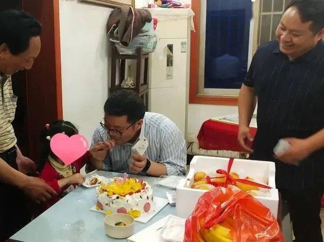 另一位圆梦人,丁卯街道党工委副书记,办事处主任陈坚和家人一起,来到