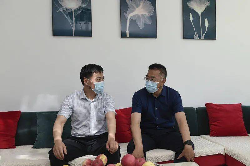 自治区首届"四好老师",克拉玛依市科普先进荣誉称号,他创作的教具获第