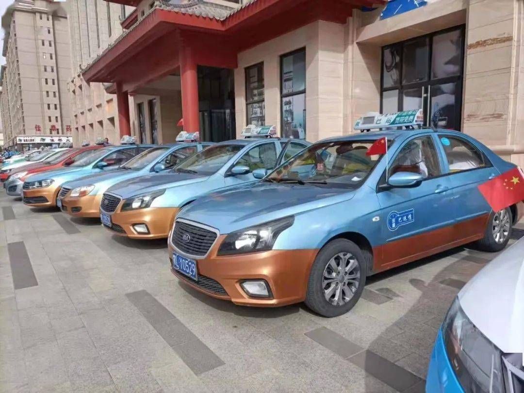 高考期间,考生及家长可凭准考证免费乘坐所有参加爱心送考的士车,享受