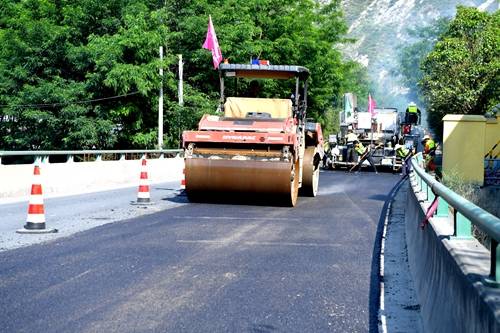 施工|就地热再生技术：汶川公路中修养护用上“黑科技”