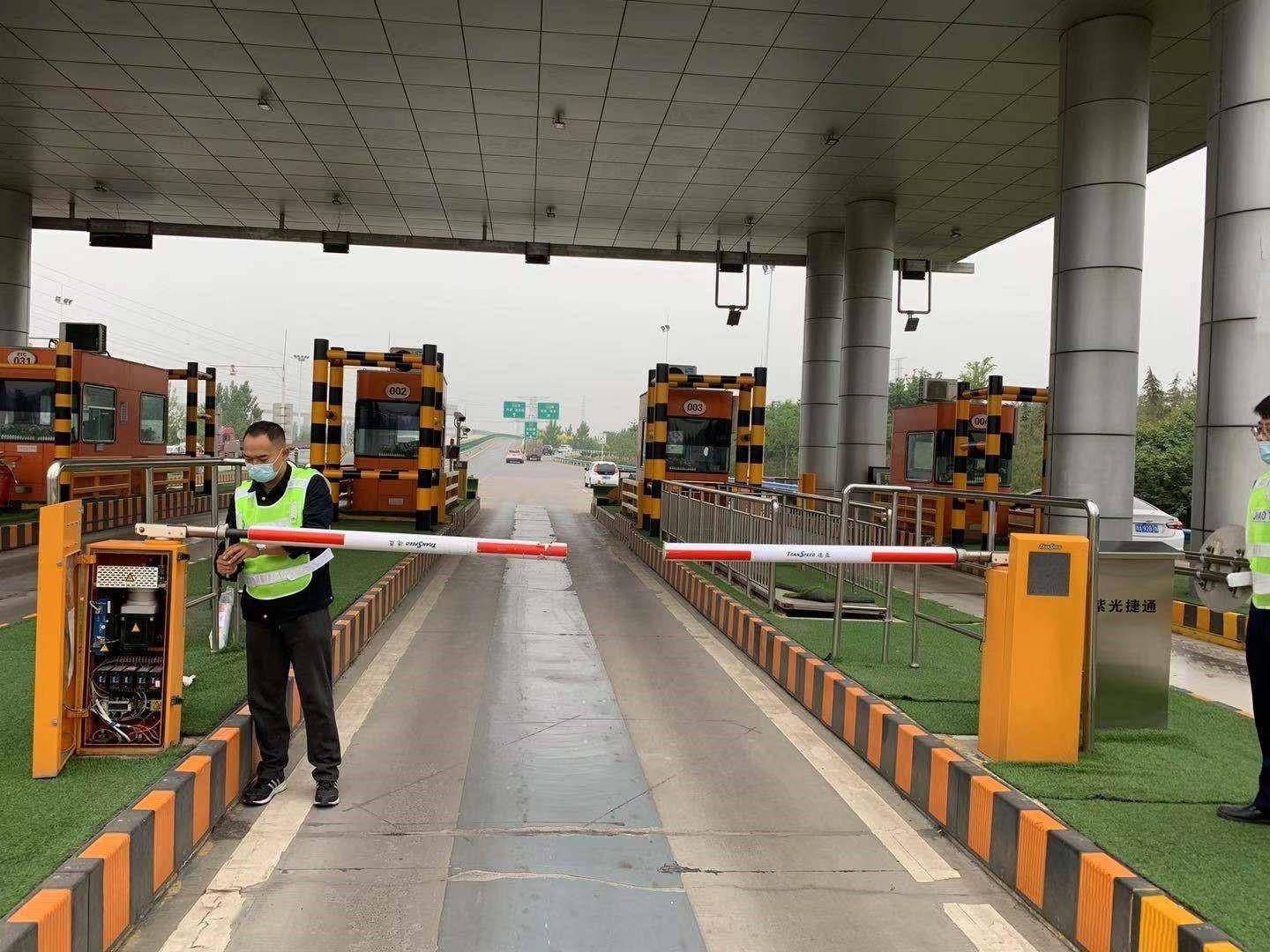 对沿线收费站进行双开式高速栏杆机改造工作,新型栏杆机完成一次起落