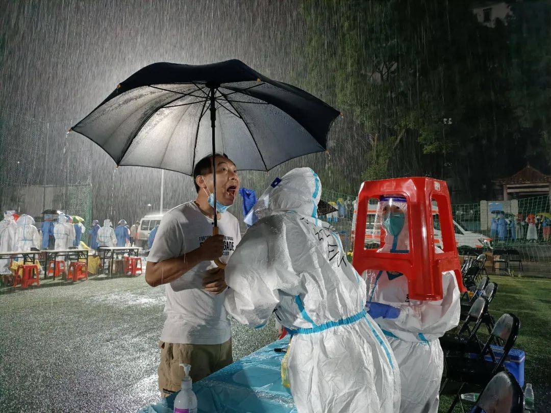 冒雨做核酸检测的图片图片