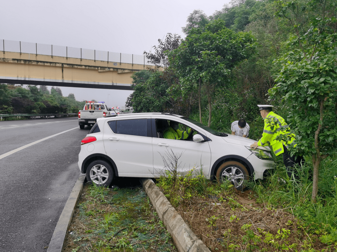 小车雨天打滑冲进绿化带被卡无法挪动，无奈求助路政 凯里