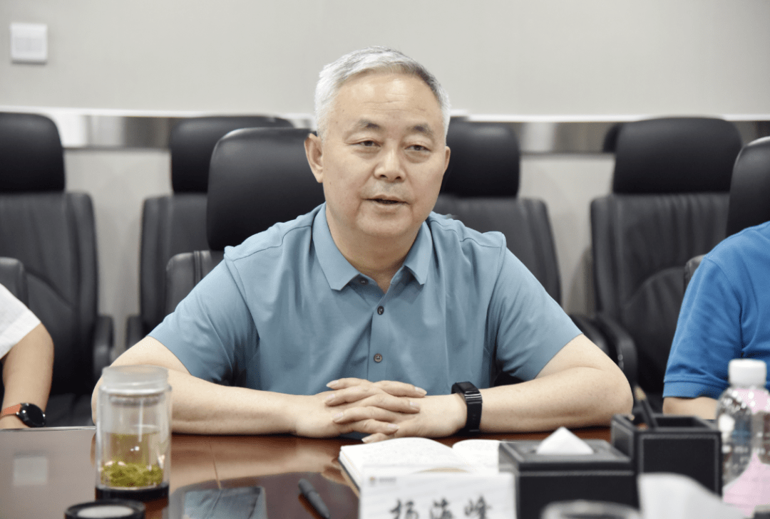 杨海峰对北奔重汽的安全质量和专业技术表示赞赏,陕钢集团在推进超低