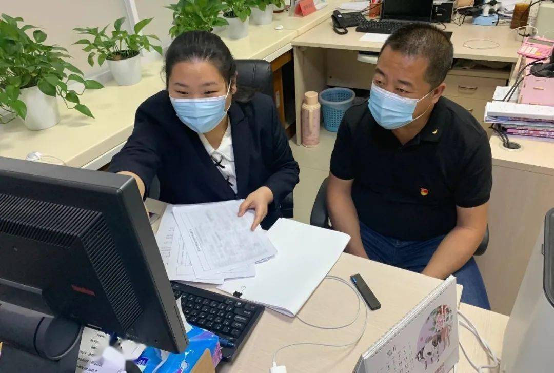 区住建委副主任李宝全到政务服务中心体验普通地下室使用登记备案