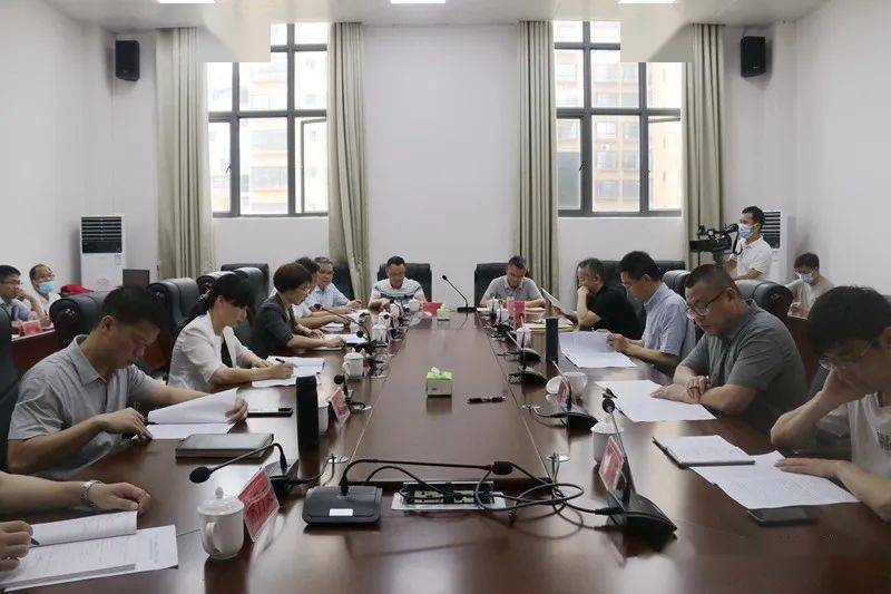 二楼会议室召开座谈会,调研组成员,自治区林业局荒漠草原处处长蒋迎红