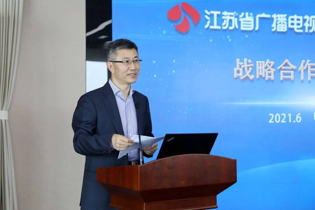 蒋小平和爱奇艺高级副总裁陈潇分别代表合作双方签署了战略合作框架