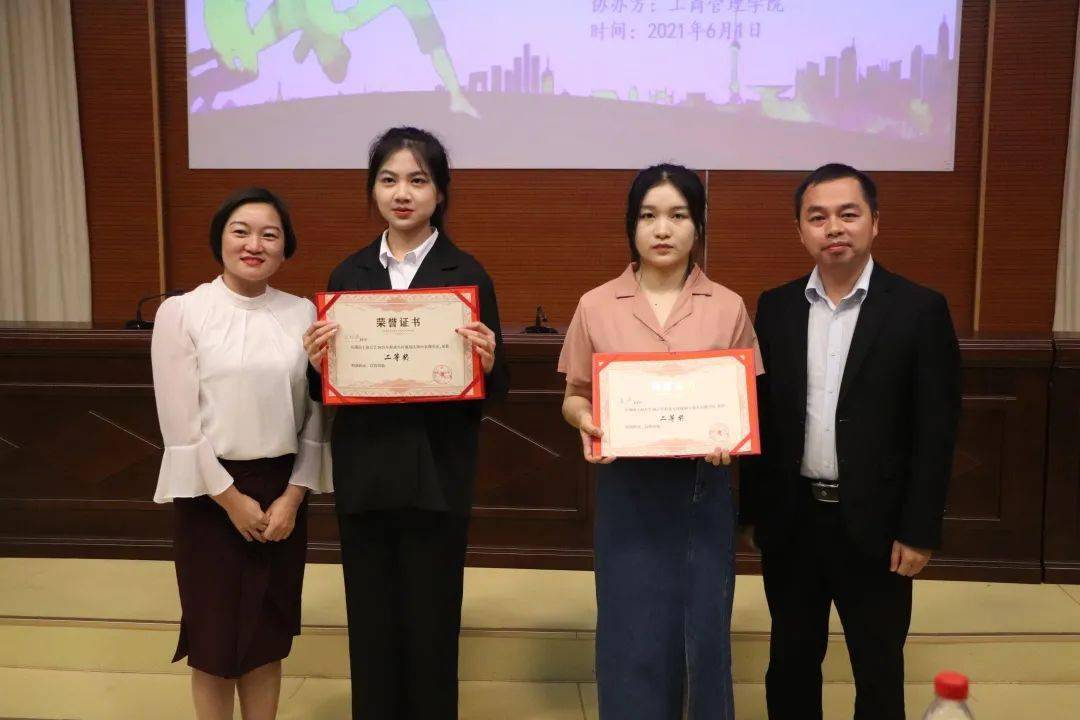 二等奖获得者徐梓琪 潘琪三等奖获得者赵新毅 李霞毅 张林岳优秀奖