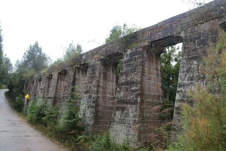 在建南镇箭竹溪境内还保存着一段极其震撼的大型灌溉水渠,它堪称利川