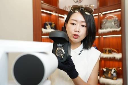 直播间一天卖出四五十个名牌包从中古到二奢这个行业正被中国重新定义