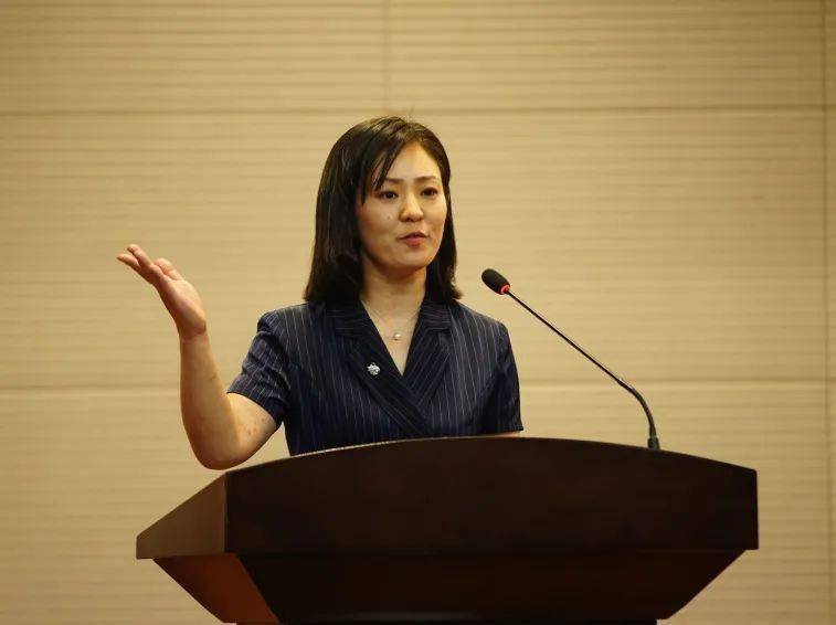 她是6号选手刘爽,来自河北区宁园街道,正在演讲《不忘初心跟党走 巾帼