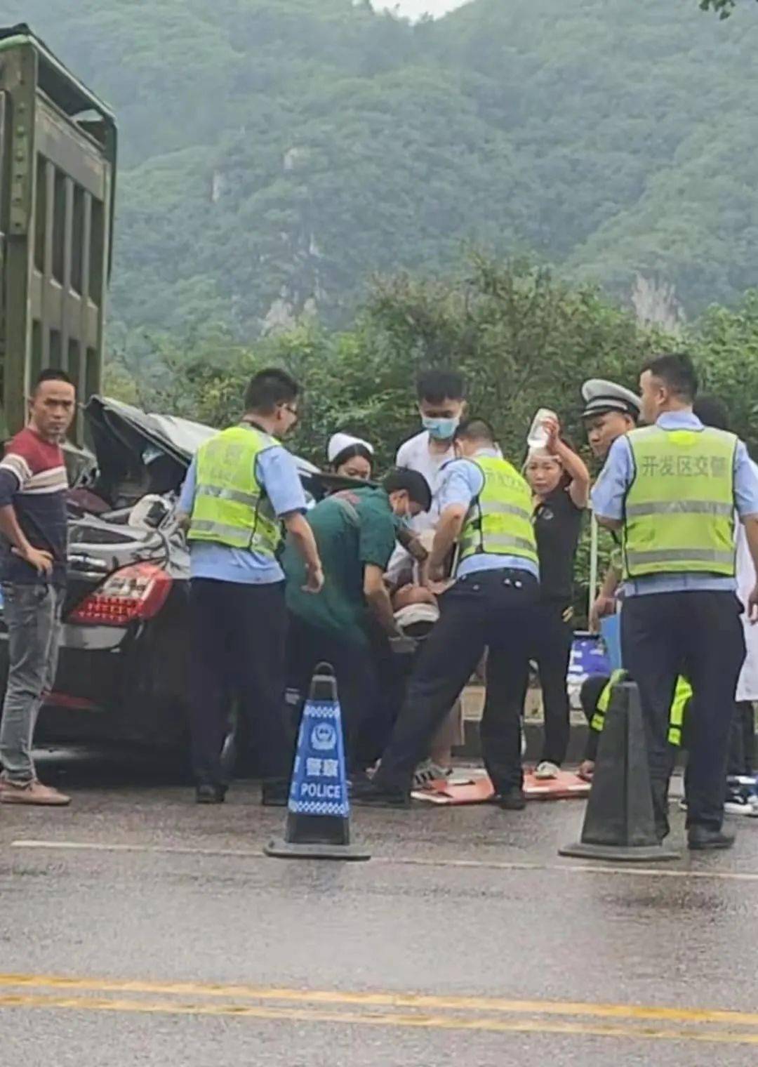 凱里:小車失控撞向大貨車尾部,車輛嚴重變形有人受傷!