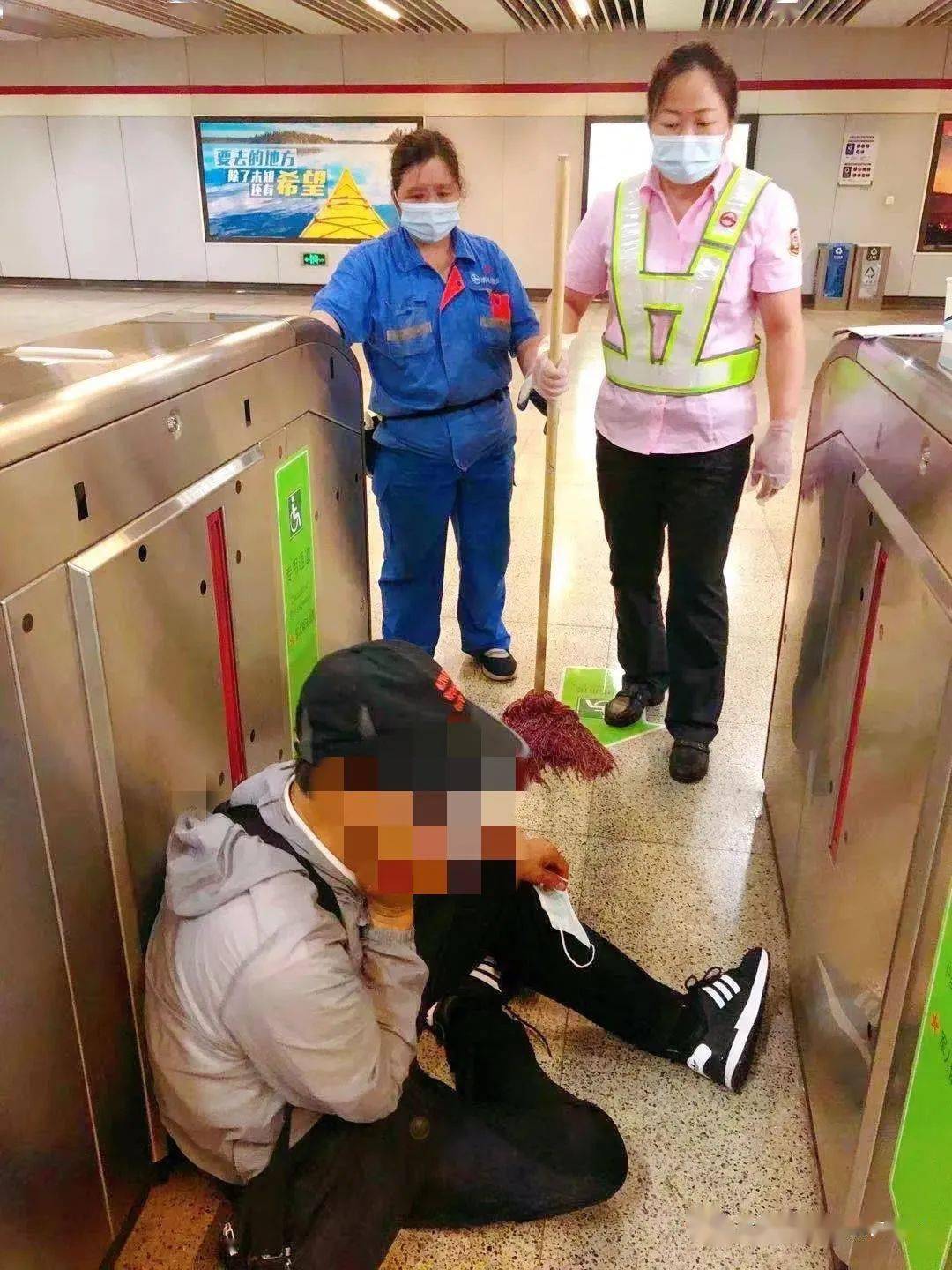 老人大小便失禁 车站帮助清理丨孕妇车厢内晕倒 众人救助