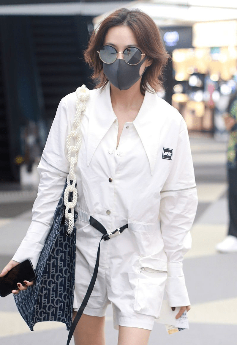 军嫂张馨予真挺给力狼尾发型又a又飒花色穿得不浮夸