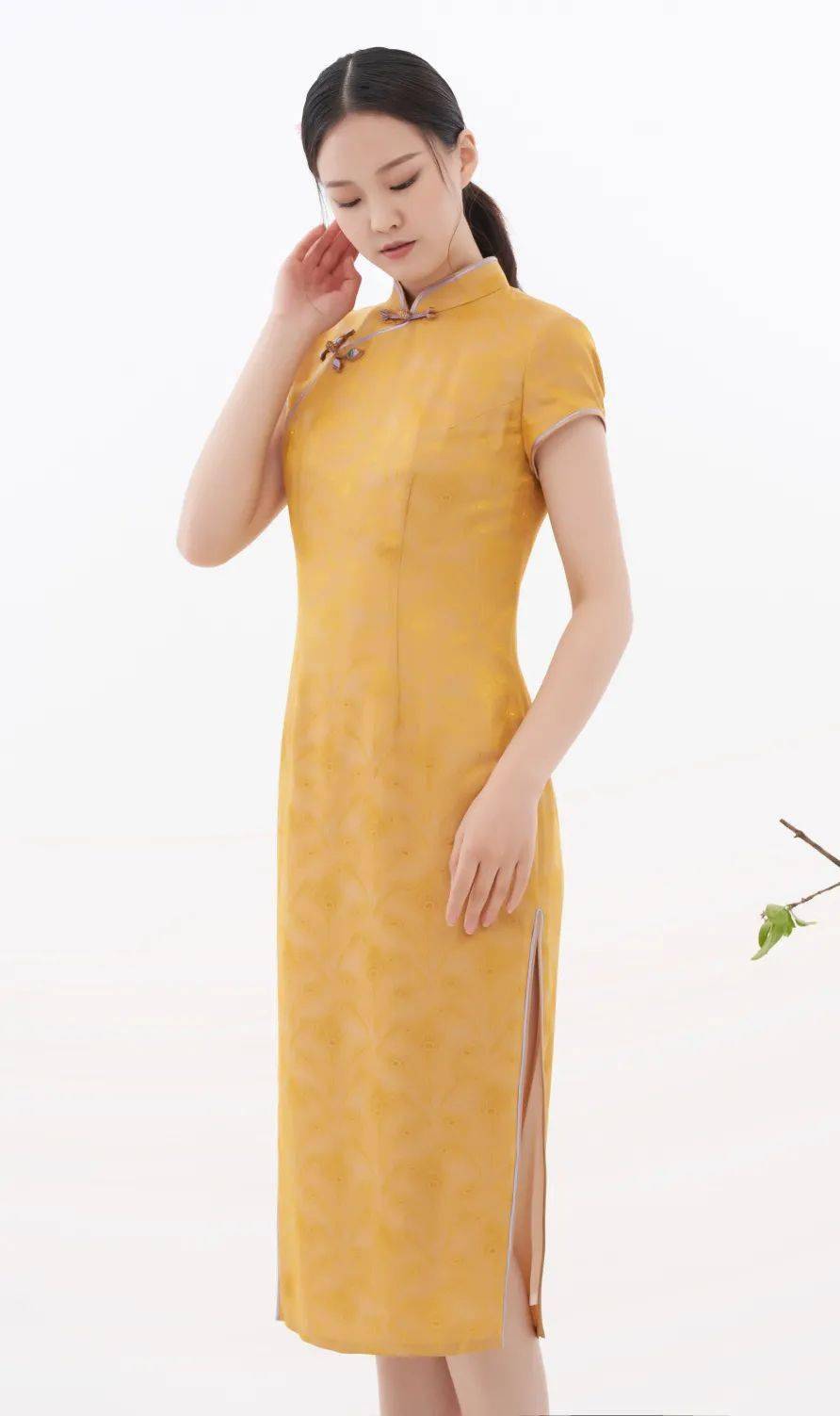 黄色是高中的意思 黄色凤羽底纹的真丝旗袍 2f·陶玉梅 苎麻面料,透气