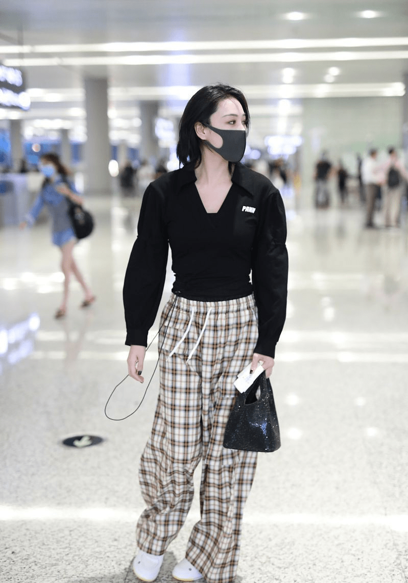 军嫂张馨予真挺给力狼尾发型又a又飒花色穿得不浮夸