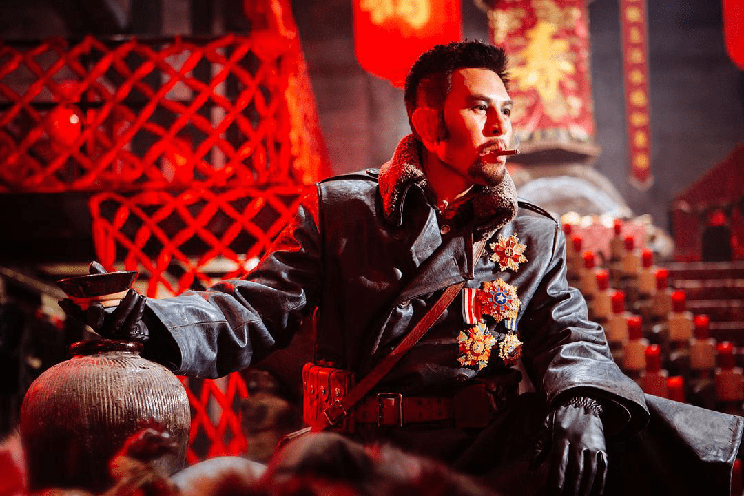 徐克《智取威虎山》正在重映,解密座山雕的危机和八大金刚的分化