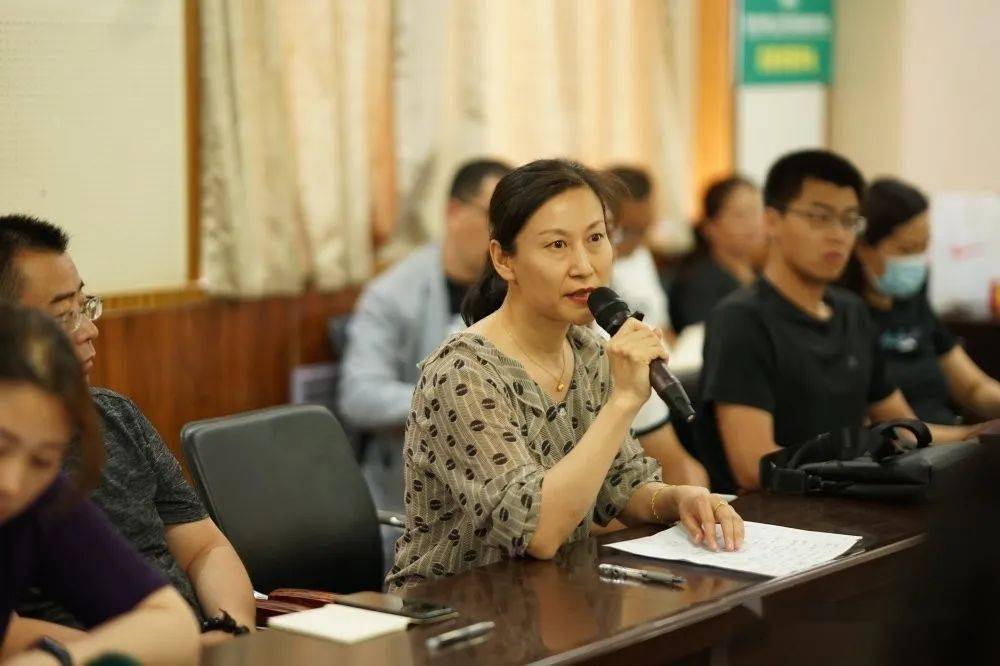 王振山书记和容大集团董事长王舒耐进行了发言.
