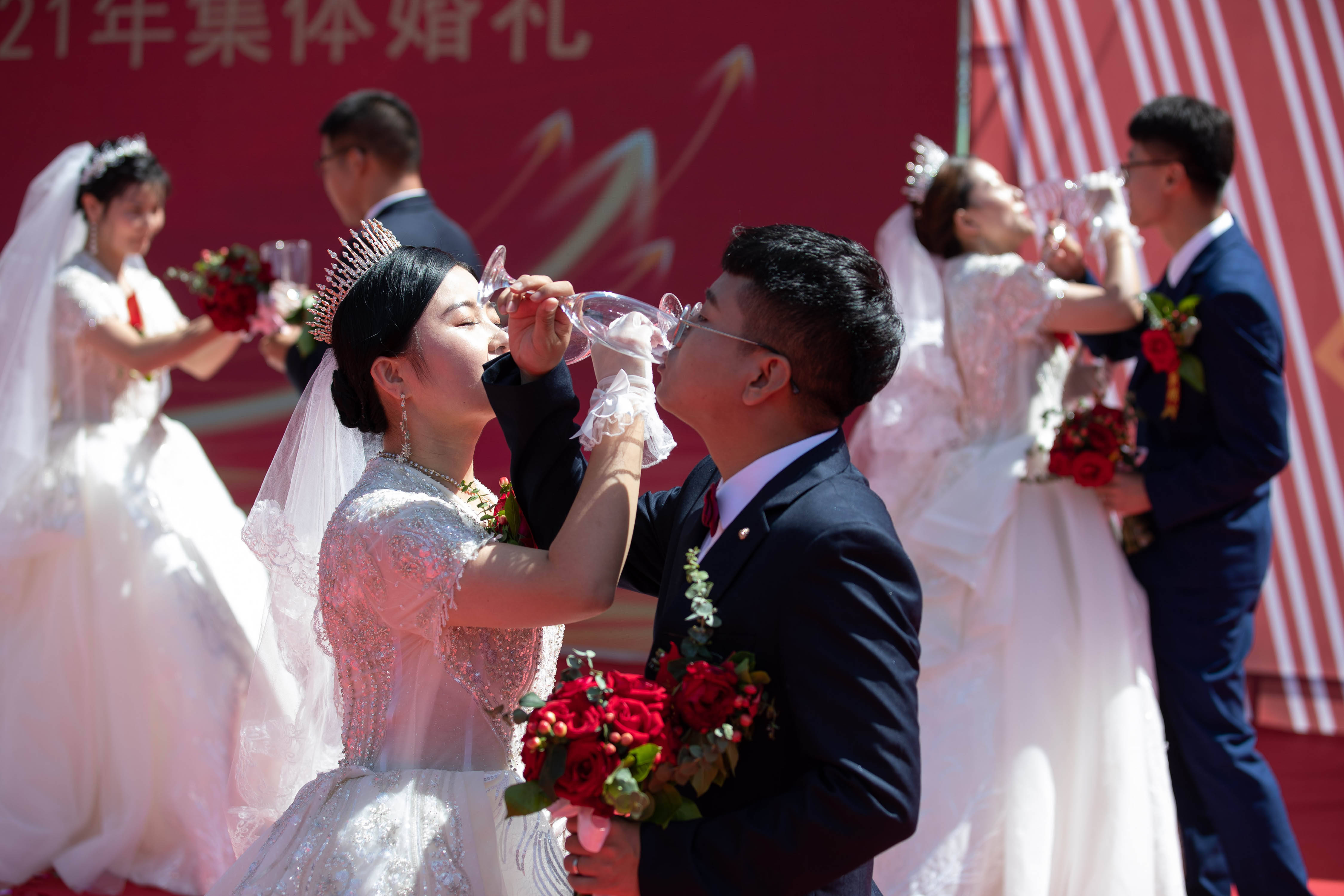 6月5日,在宜彝高速公路高县文江互通施工现场举行的集体婚礼上,新人喝