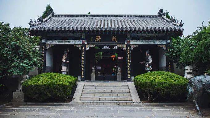 戚继光故里在蓬莱画河附近,是传统古典园林的样式,亭台楼阁廊榭坊,样