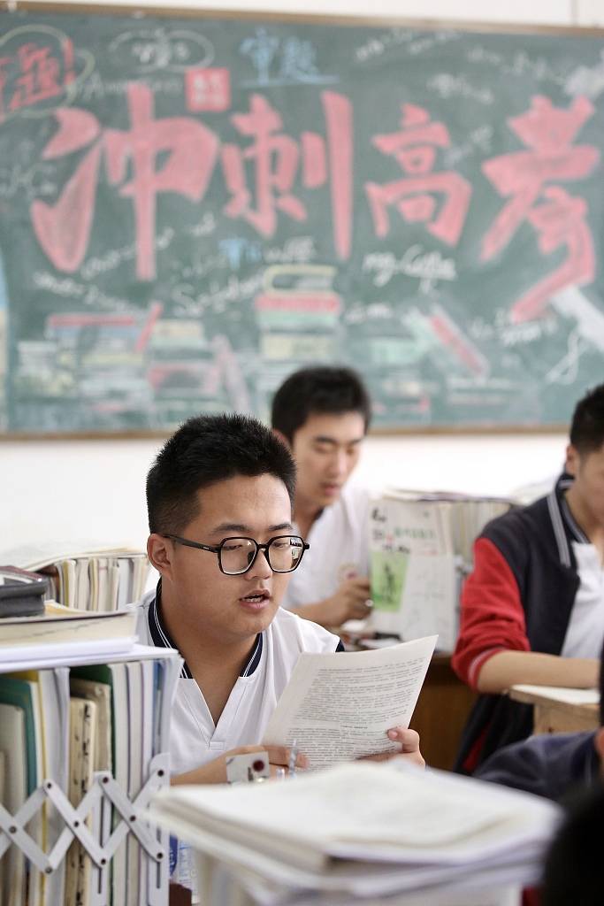 山东泰安:2021高考大幕即将开启 毕业生难舍校园