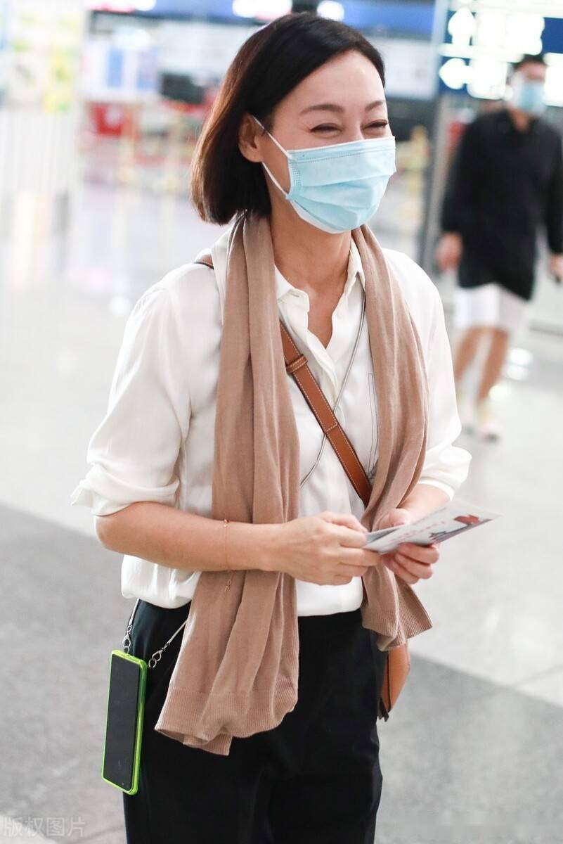 街拍:惠英红白色衬衫 黑色休闲裤 loewe包袋清爽简约