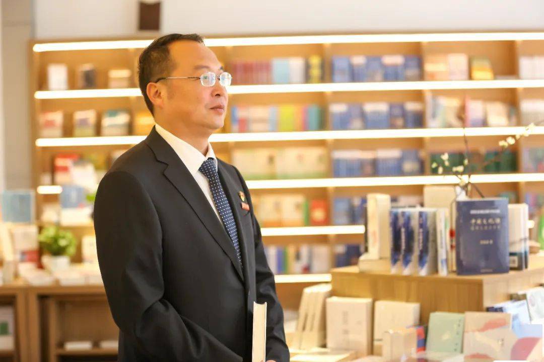 昆明市第十四中学校长五华区教育体育局副局长史云波祝同学们,六月斩