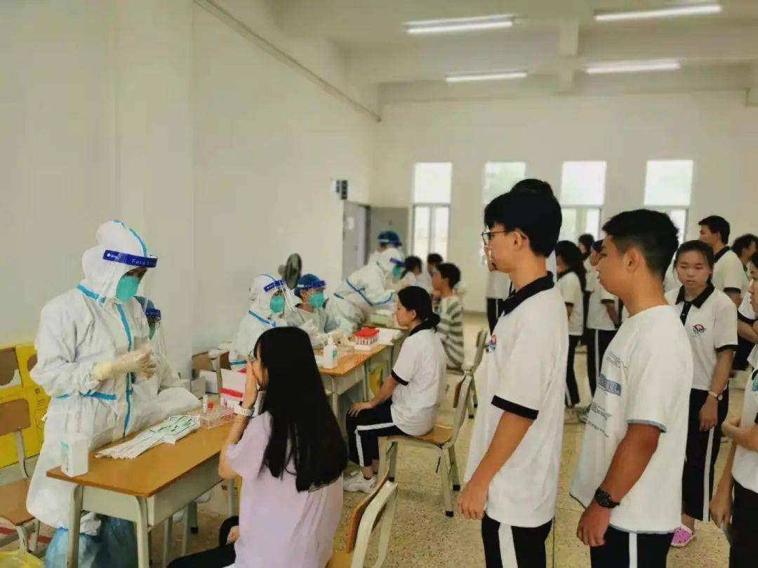 他们来到葵潭中学开展核酸采样