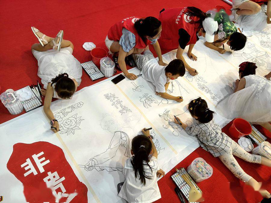 福建厦门20位儿童画手在长卷上现场作画展示他们眼中的非遗