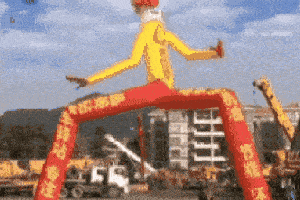 不仅要和超市气球人抢工作,还要和海底捞拉面小哥抢饭碗.