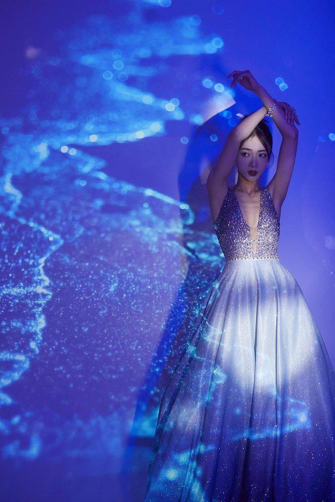 吴谨言穿mori lee银色渐变礼服 浪漫柔美