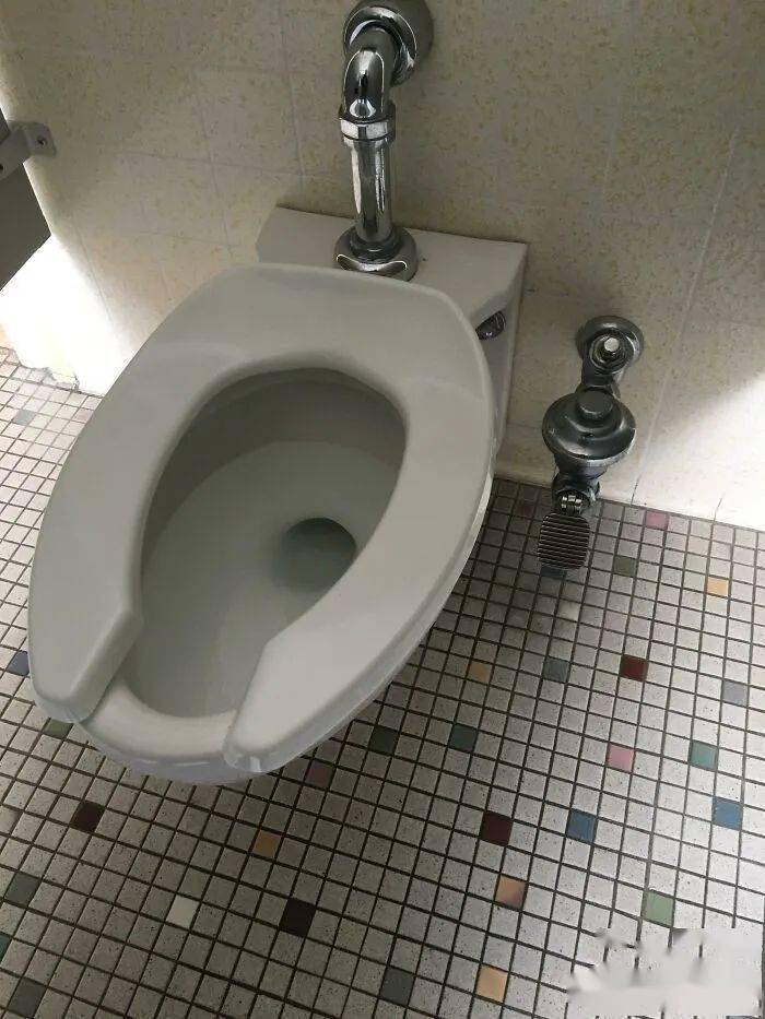 国外各种奇怪实用的公厕设计,男厕能给宝宝换尿布?满满的细节!_厕所