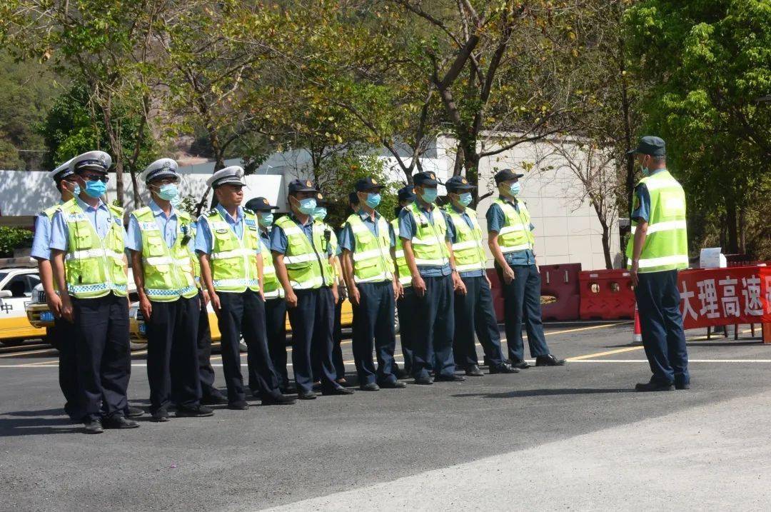 交警蜀黍在服務區給老司機們送上