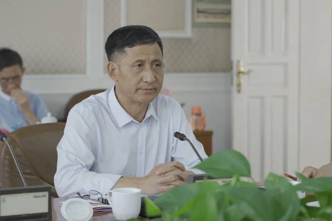 州人大常委会党组成员,秘书长茶兴培主持会议.