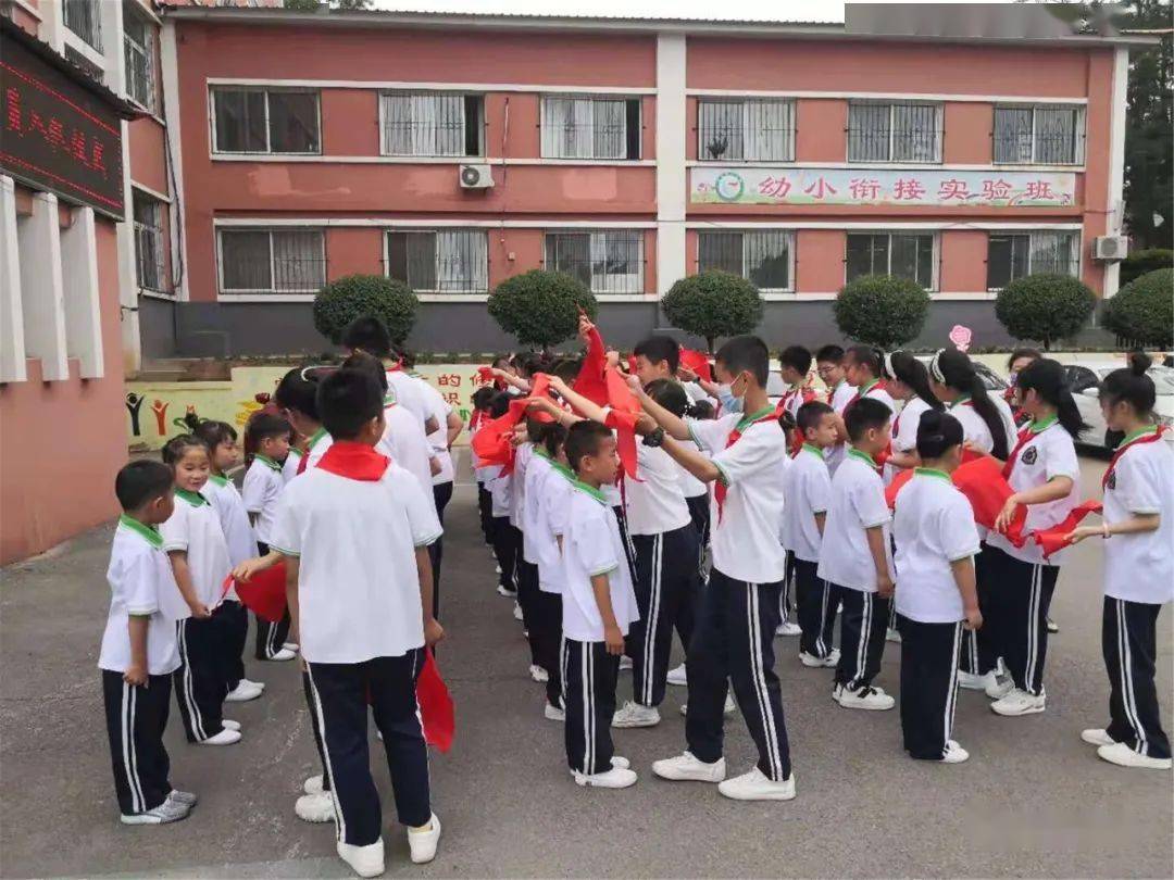辽化二小举行"红领巾心向党"主题队日暨新队员入队仪式