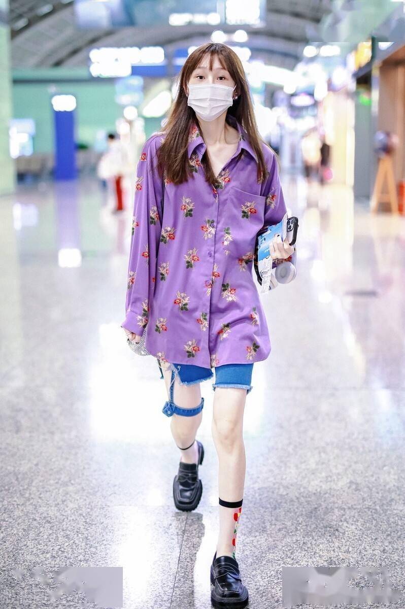 街拍:陈雪凝紫色碎花衬衫 黑色皮鞋 牛仔骑行短裤时髦个性