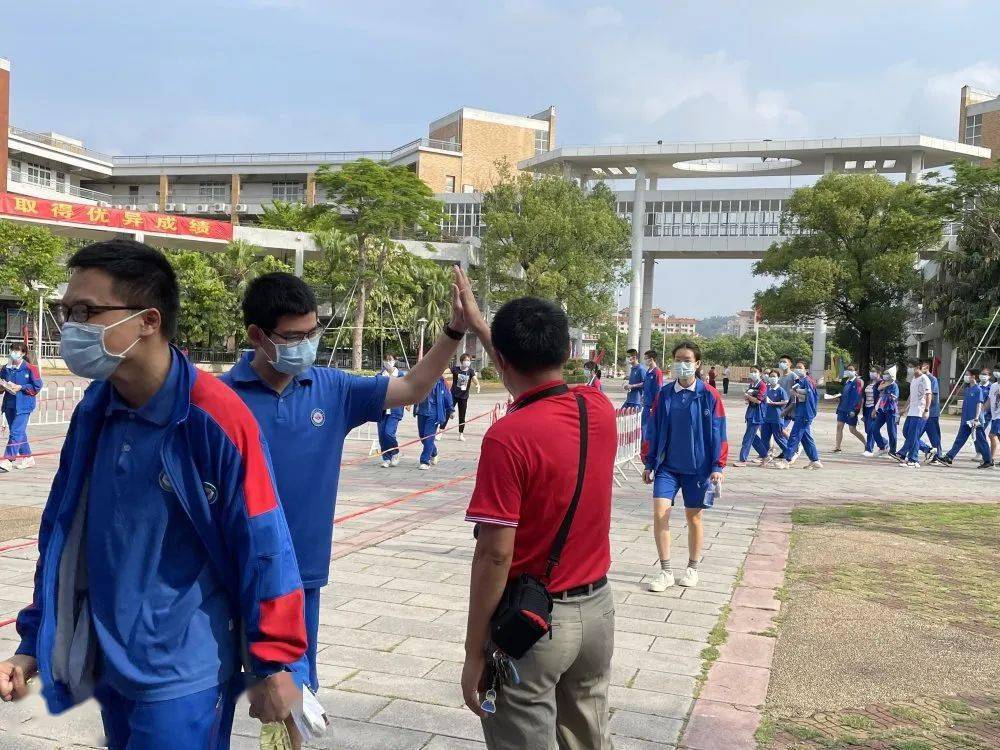 鹤山一中考点,鹤华中学学生到达考点,考生与老师握手,加油打气,一声声