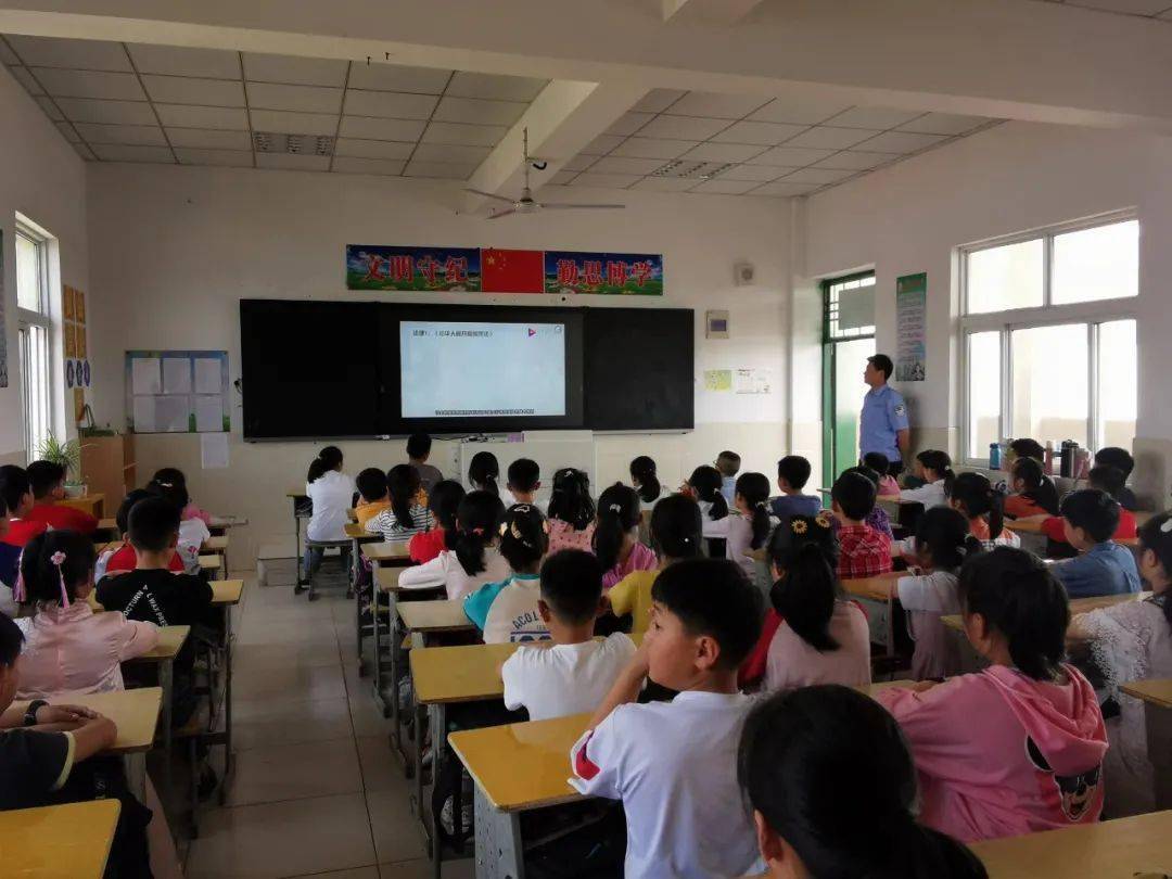 在校园,寿县法院干警来到寿县广岩小学开展"普法进校园 守护青少年"