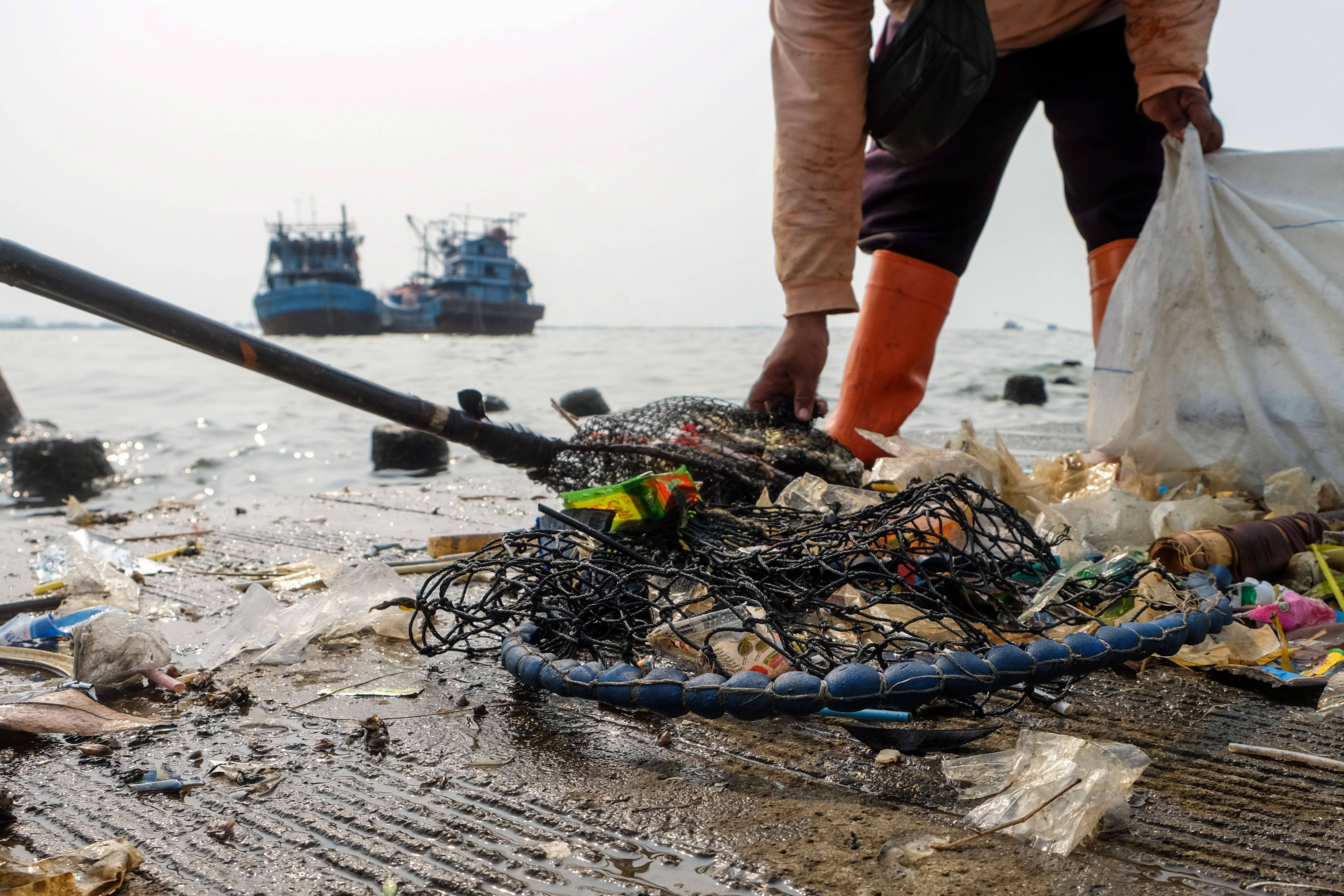 世界海洋日印尼清理海岸