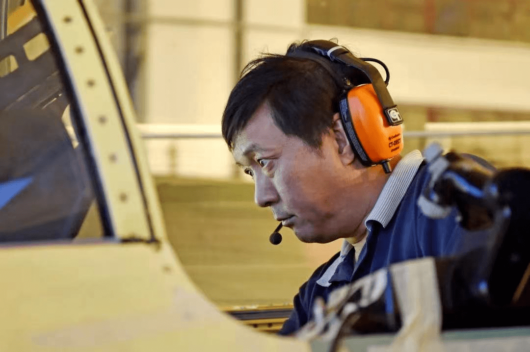 杨伟在查看飞机.中国航空工业集团供图