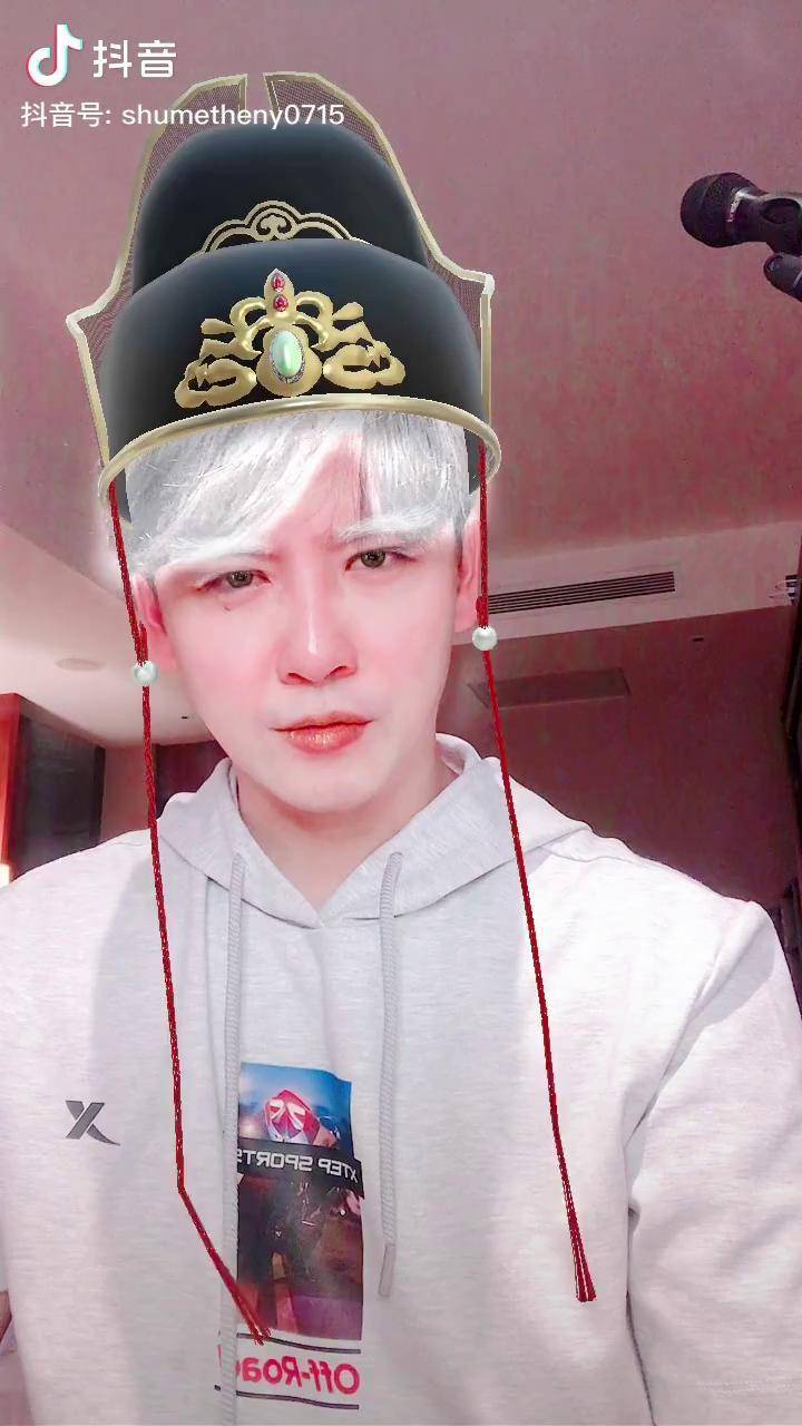 找到新的戏路了搞笑白发挺帅我可以是演华英雄吗一本正经演技派