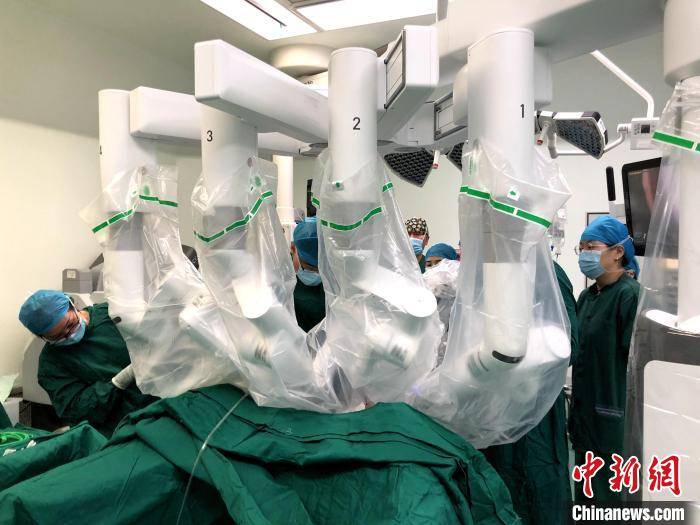 切口|福建首例机器人无腹部切口大肠癌手术在厦门完成
