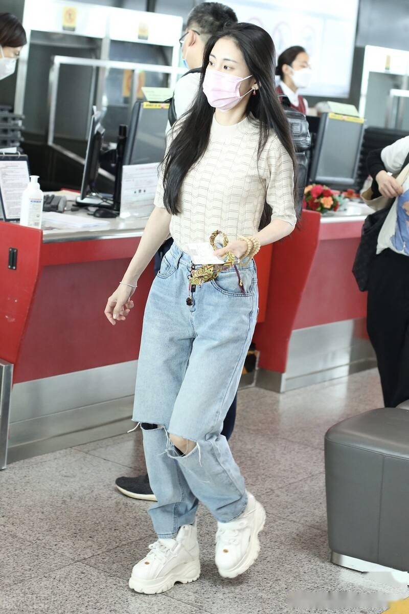 街拍:张碧晨印花针织衫 破洞牛仔裤 小白鞋简单率性