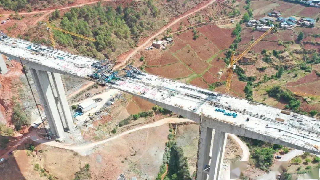 宁蒗至永胜高速公路 新营盘特大桥右幅顺利合龙 主跨为160米的连续刚