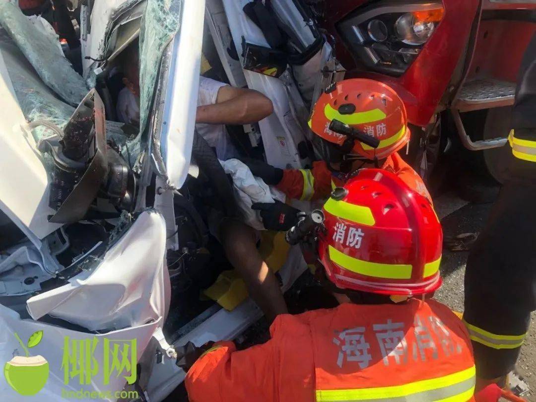 突发车祸!海南环岛高速多车追尾,两辆轿车被压扁【视频】_事故