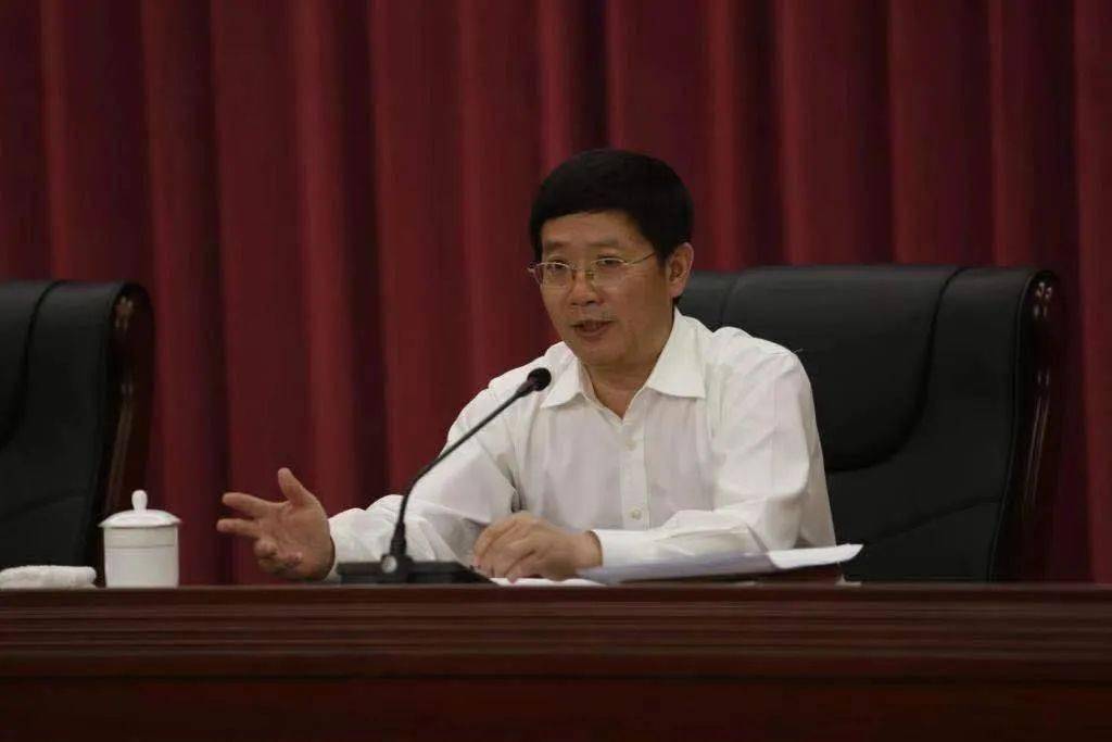 省委常委,市委书记朱天舒主持结业式并作总结讲话.
