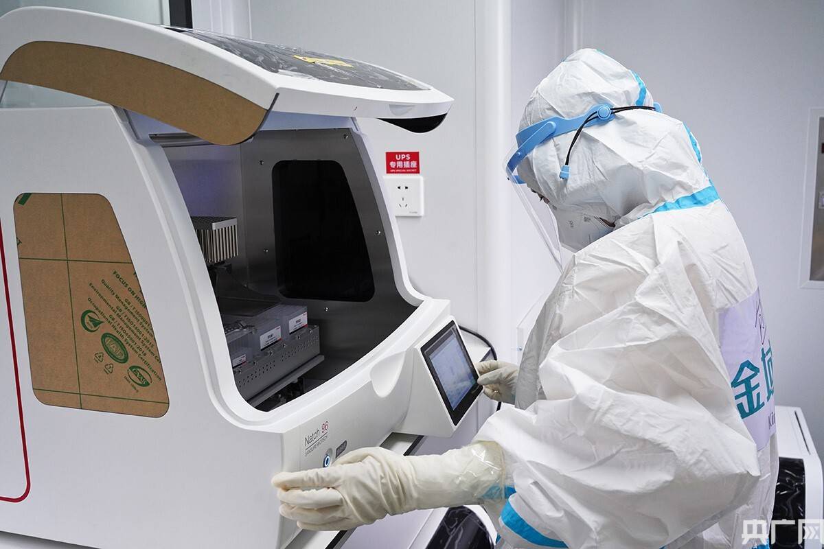 最快4小时出结果!记者探秘广州白云机场"猎鹰号"核酸检测车