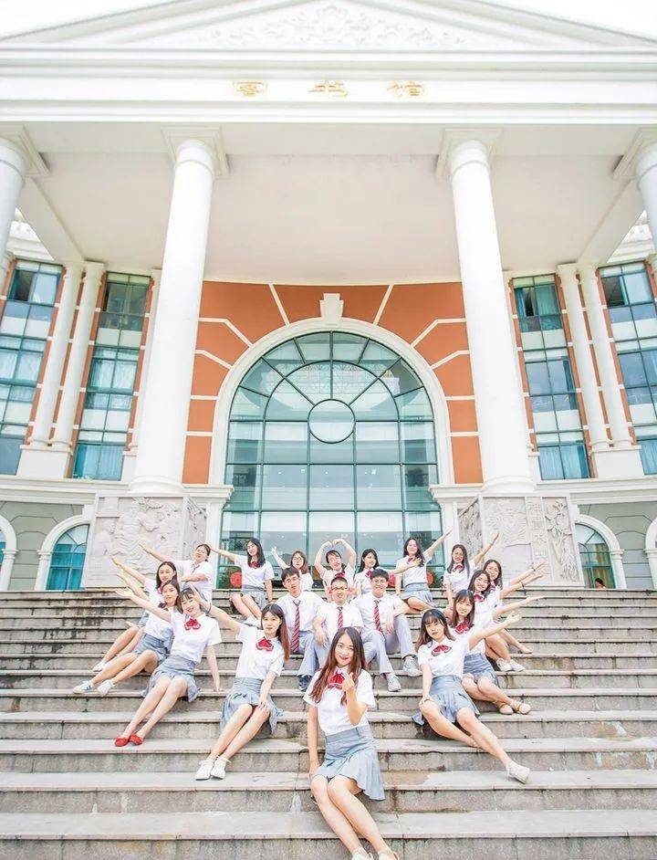 爱心形毕业照是大家集体的回忆,一个有趣的队形可以为毕业照增添更多